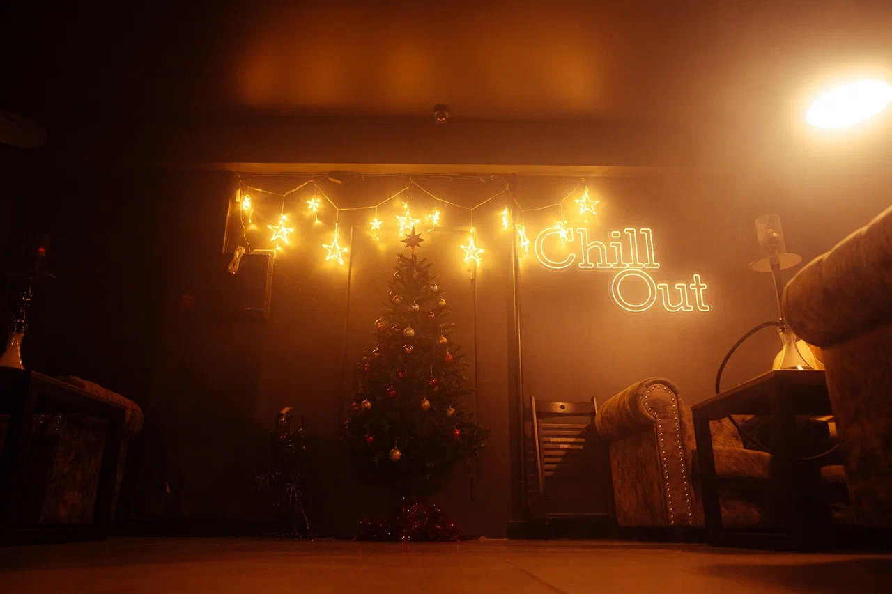 Атмосфера Chill Out Tver — интерьер и неон